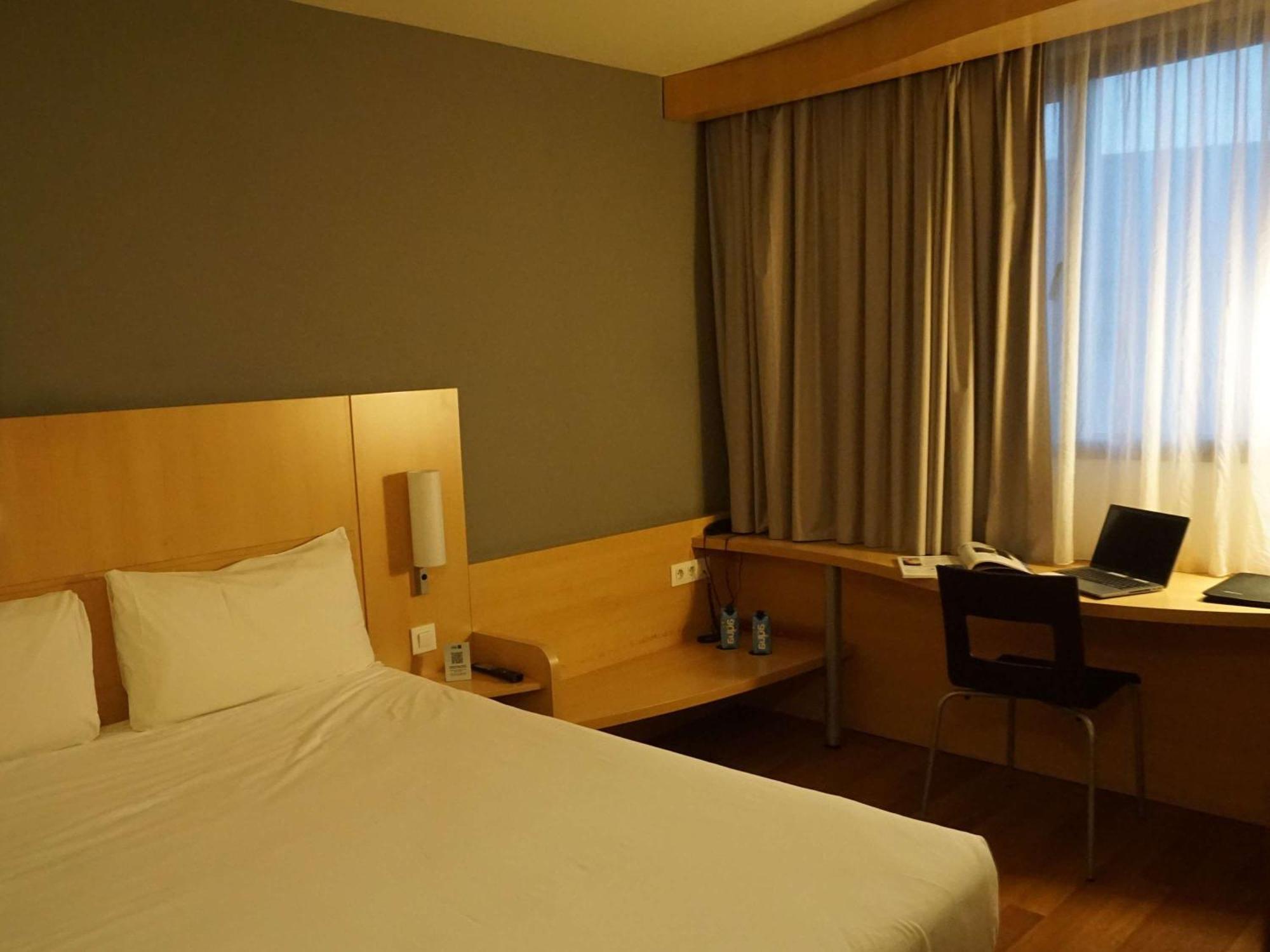 Ibis Girona Hotel Exterior foto