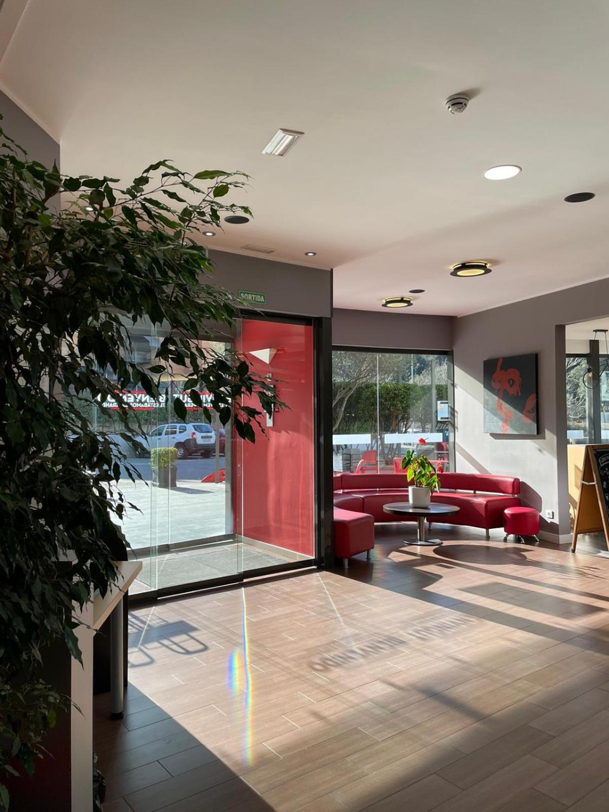 Ibis Girona Hotel Exterior foto