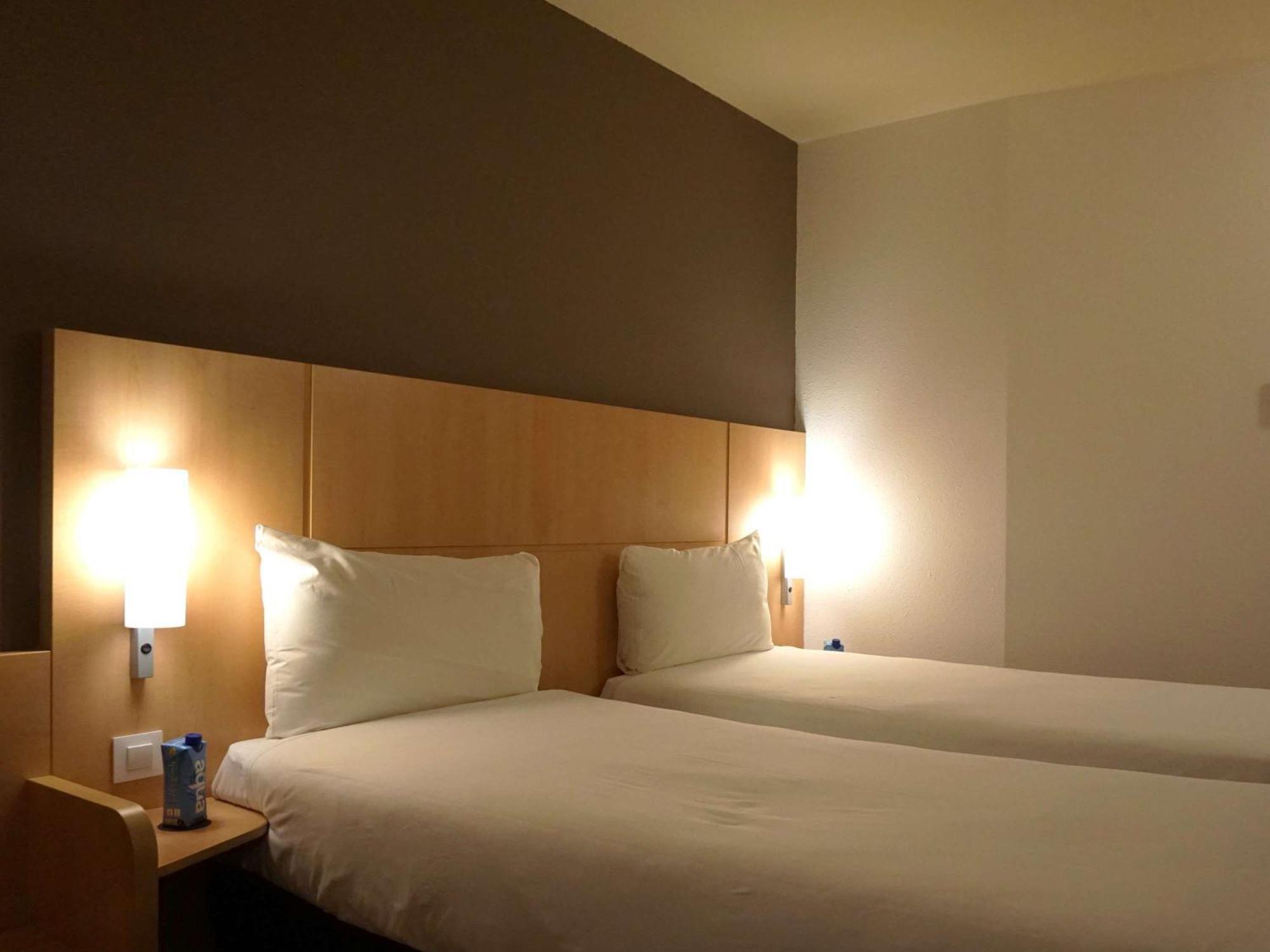 Ibis Girona Hotel Exterior foto